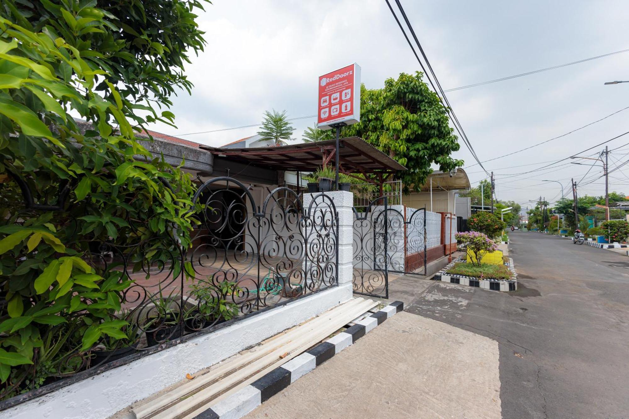 Reddoorz At Osuko Residence Sukomanunggal Jaya Σουραμπάγια Εξωτερικό φωτογραφία